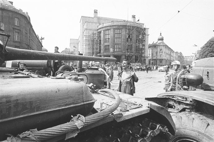 Najslávnejšia fotografia z augusta 1968 z bratislavského Šafárikovho námestia. Foto – © Ladislav Bielik