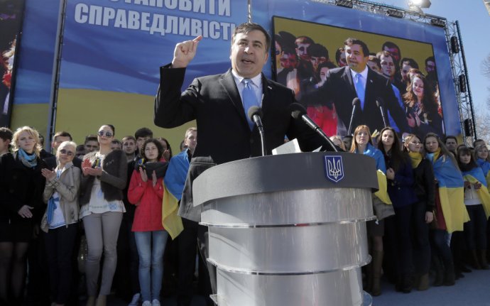Michail Saakašvili sa naučil po ukrajinsky počas univerzitných štúdií v Kyjeve. Po anglicky zase na Columbii v New Yorku. Foto – TASR/AP