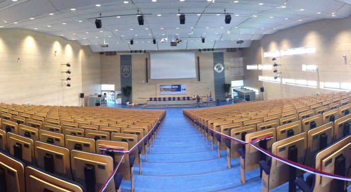 Aula Ekonomickej univerzity v Bratislave s kapacitou 650 miest je podľa školy primárne určená na prednášky a konferencie. Foto N – Ria Gehrerová