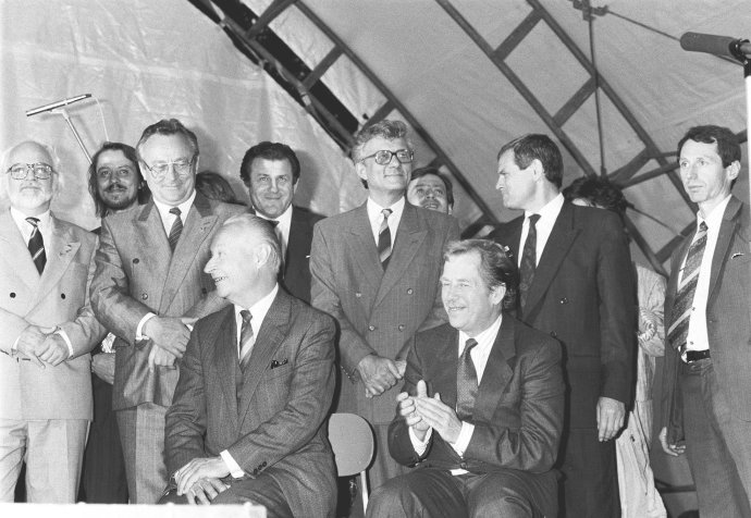 Prezident Českej a Slovenskej Federatívnej republiky (ČSFR) Václav Havel (vpravo dole), predseda Federálneho zhromaždenia Alexander Dubček (vľavo dole) a predseda vlády SR Milan Čič (3. zľava hore) na mítingu na hrade Devín 4. júna 1990. V pozadí zľava Vladimír Ondruš, Ján Langoš, M. Čič, Vladimír Mečiar, Slavomír Stračár a Milan Kňažko. Foto – TASR/Pavel Neubauer
