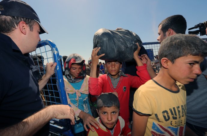 Sýrski utečenci na hranici s Tureckom. Foto – TASR/AP
