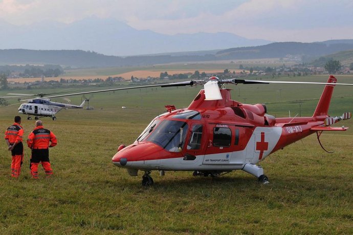 Vrtuľník záchrannej služby na poli v Hrabušiciach. Foto - TASR