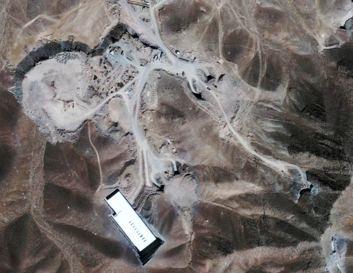Na snímke zo satelitu GeoEye vidieť údajne iránske zariadenie na obohacovanie uránu v hornatej oblasti severovýchodne od iránskeho mesta Kom. Foto – TASR/AP, GeoEye Sateliite Image, IHS Jane’s Analysis