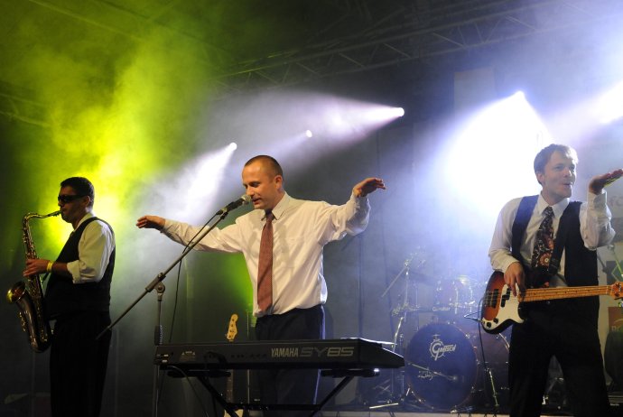 Peter Kaščák (vpravo) na koncerte Bez ladu a skladu. Foto – TASR