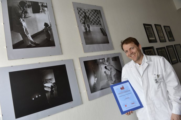 Dnes už bývalý primár Peter Kaščák si preberá ocenenie za najlepšie ohodnotenú pôrodnicu. Foto – TASR