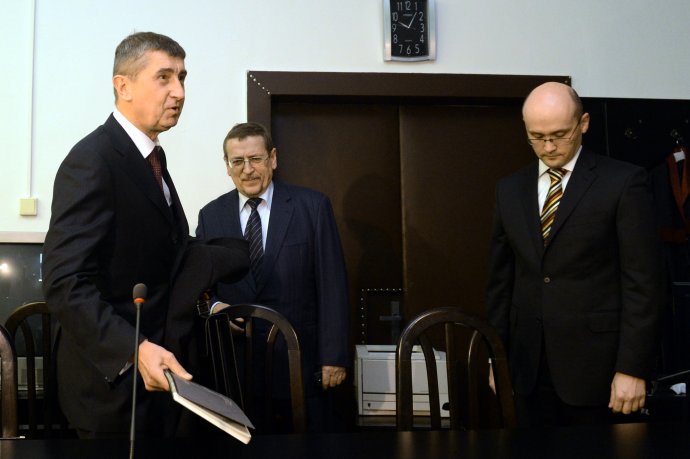 Andrej Babiš na okresnom súde s právnikmi Vladimírom Rumanom a Vojtechom Agnerom. Foto – TASR