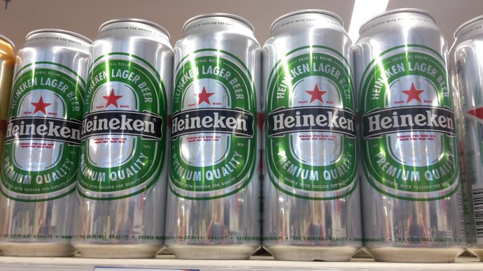 Pivo značky Heineken sa zachová v pollitrových plechovkách pre oba trhy. Foto - N