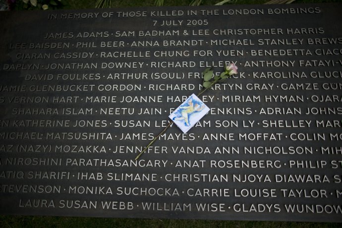 Pamätník s menami obetí teroristických útokov v Londýne. Foto - TASR/AP