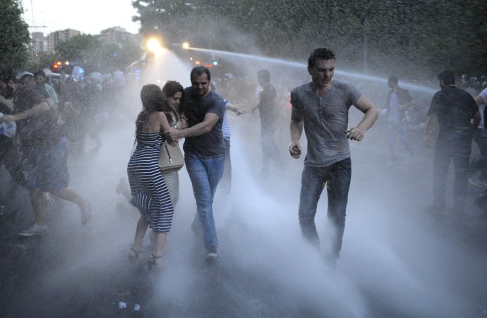 Arménska polícia 23. júna rozháňa demonštrantov v Jerevane. Foto -TASR/AP