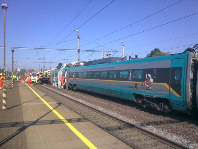 Zrážka vlaku s vozidlom má tretiu obeť. Podľa lekárov je stav ostatných zranených stabilizovaný. FOTO TASR