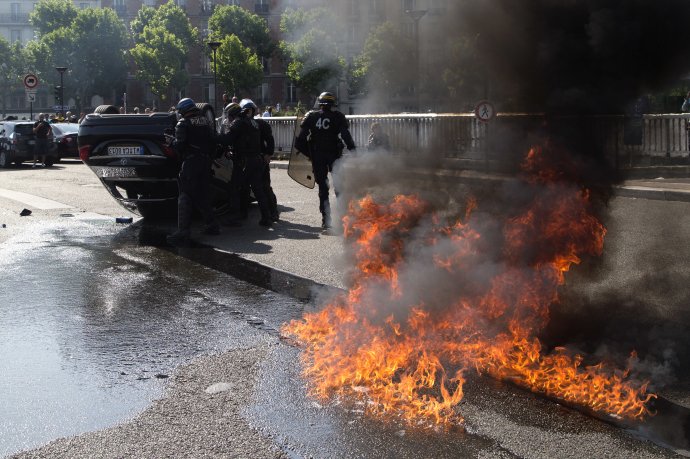 Protest parížskych taxikárov proti Uberu z júna tohto roka. Foto – TASR/AP