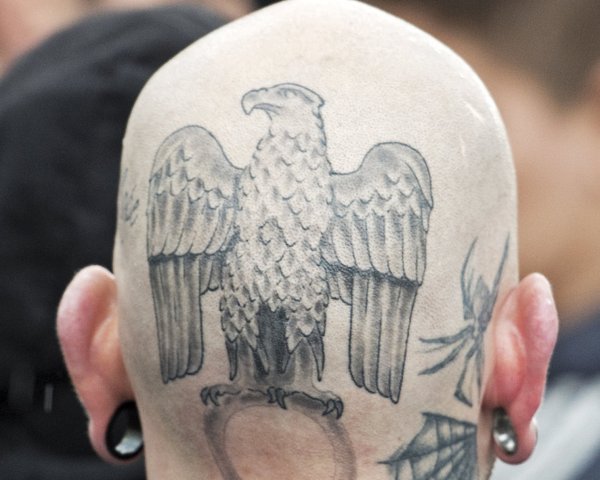 Muž s&nbsp;vyholenou hlavou nadával dievčaťu do utečeniek a&nbsp;zlomil jej palicou sánku