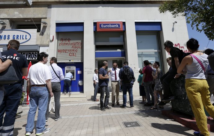 Čakanie na peniaze z bankomatu môže znepríjemniť pobyt aj našim dovolenkárom. Foto - TASR/AP
