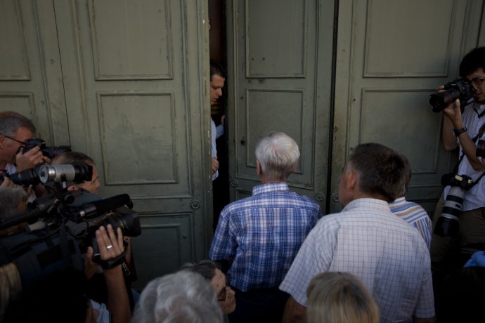 V Grécku otvárajú banky len pre dôchodcov, tí často nemajú kartu a nevedia si peniaze vybrať v bankomatoch. FOTO - AP