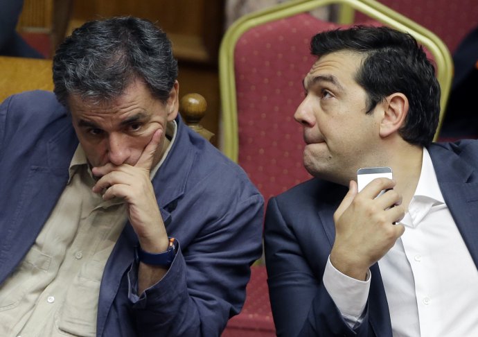 Grécky premiér Alexis Tsipras s ministrom financií Euclidom Tsakalotosom. Foto – AP