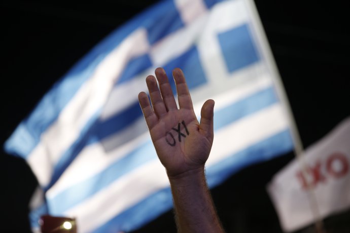Na zábere z roku 2015 je ruka demonštranta, ktorý si na dlaň napísal nie na protest proti úsporám. Foto - TASR/AP
