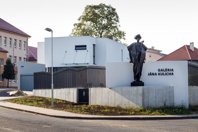 Nová Galéria Jána Kulicha s replikou jeho sochy Jánošíka. Foto N - Tomáš Benedikovič