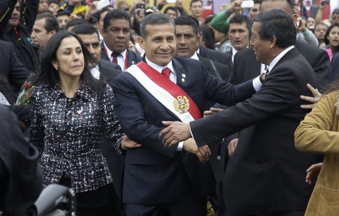Prezident Humala, v strede, na oslave nezávislosti v hlavnom meste Lima. (AP Photo/Martin Mejia)