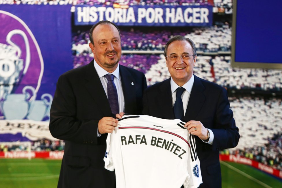Florentino Pérez (vpravo) pri podpise zmluvy s Rafaelom Benitezom v roku 2015. Foto - TASR/AP