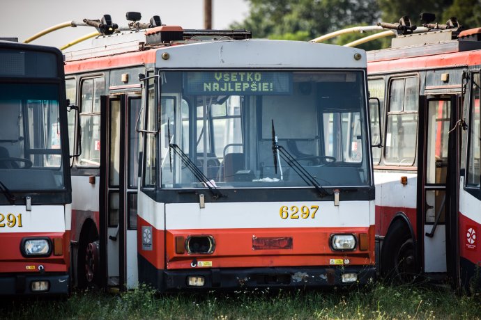 Trolejbusy bratislavskej MHD dožívajú na trávniku vozovne Jurajov dvor. Foto N – Tomáš Benedikovič