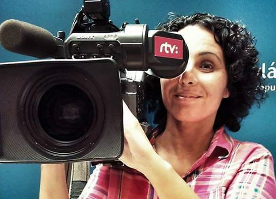 Denisa Havrľová pracuje v agentúre TASR, na obrázku pózuje s kamerou RTVS. Foto – archív Denisy Havrľovej