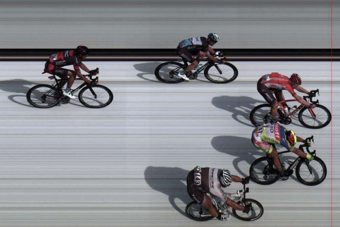 Veľmi tesný finiš. Ak by Cavendish (úplne hore) zabral, mohol byť tretí. Foto - Letour.fr
