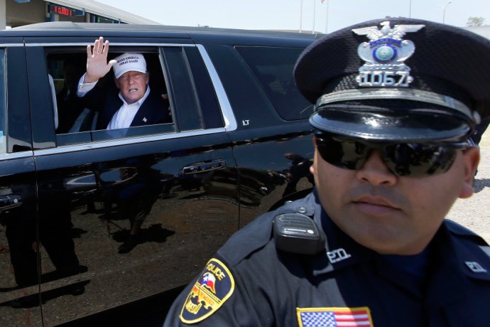 Kontroverzný miliardár a kandidát na prezident Donald Trump na mexickej hranici. FOTO - TASR/AP