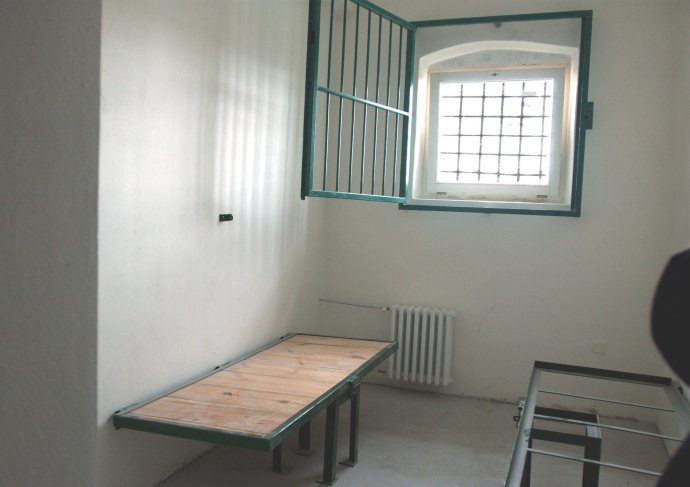 Interiér cely väzenia v Leopoldove, kde končili politickí väzni. Foto – TASR