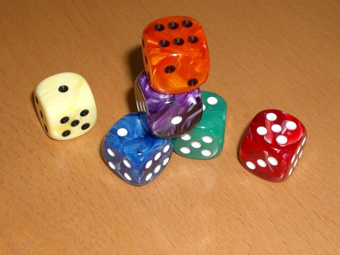 Ľudia hrali kocky, vedci študovali, ako spolu kooperujú na podvodoch. Ilustračné foto - Wikimedia/CC