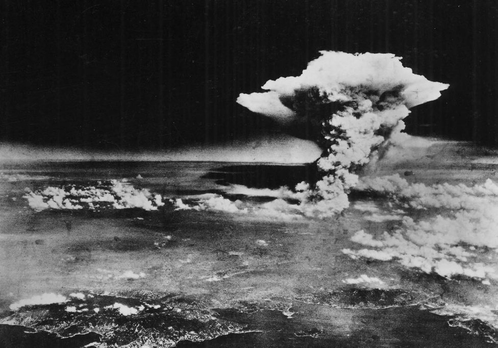 Atómový hríb sa vznáša nad Hirošimou približne hodinu po dopade bomby. Foto – AP