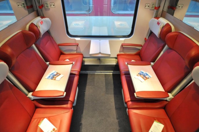 ZSSK pri príchode RegioJetu zaviedla vo vlakoch InterCity prémiovú triedu 1 plus, kde má cestujúci v cene lístka aj trojchodové menu. Foto - ZSSK