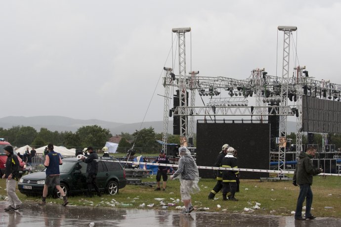 Búrka sprevádzaná silným vetrom spôsobila v roku 2009 kolaps stanu na festivale Pohoda, ktorý si vyžiadal dve obete. Foto - TASR