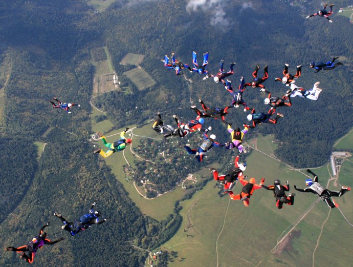 Synchronizovaný zoskok parašutistov. Ilustračné foto - TASR