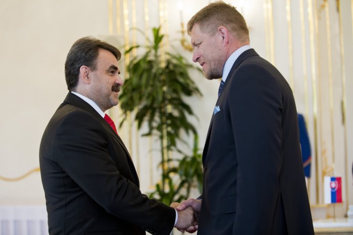 Jaromír Čižnár a Robert Fico pri vymenovaní do funkcie. Foto – TASR