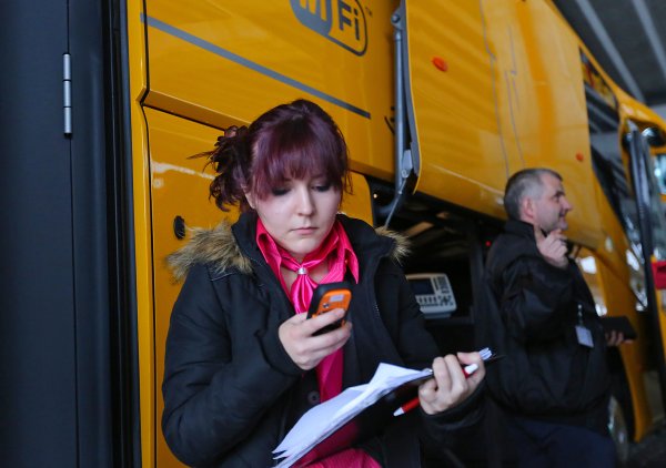 RegioJet sa spolieha okrem nízkych cien na stevardky na palube a monitory zabudované do sedačiek. Foto – TASR