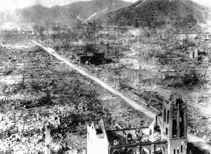 Kostra katolíckeho kostola po útoku na Hirošimu odfotená v septembri 1945. Foto – TASR/AP