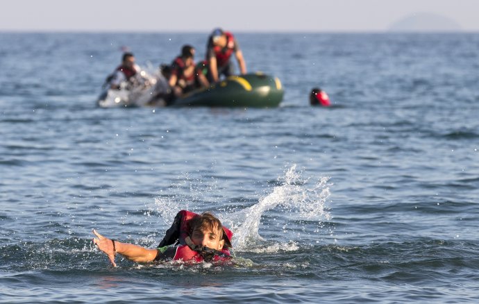 Na nafukovacích člnoch prichádzajú migranti za lepším životom v Európe. Na ostrovoch, ako je Kos, ich však nečaká nič dobré. Foto – TASR/AP