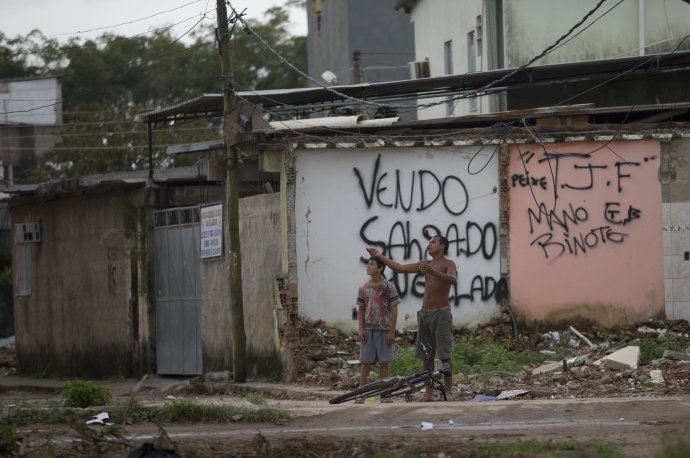 Vila Autodromo je jednou z mnoha faviel v Rio de Janeiro. Mesto slum kvôli Olympiáde demoluje. FOTO - TASR/AP