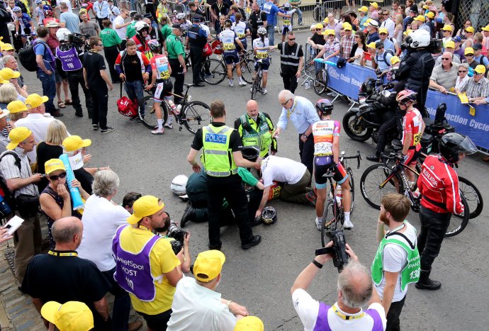 Havária na cyklistických pretekoch. (Ilustračné foto: Chris Radburn/PA via AP)