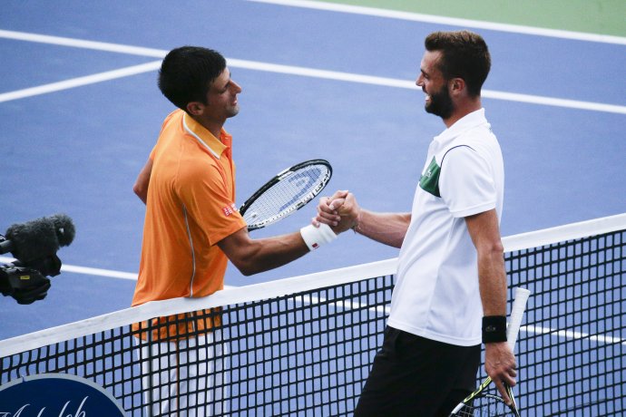 Srbský tenista Novak Djokovič a Francúz Benoit Paire sú priatelia aj mimo kurt. Foto - AP