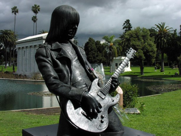 Socha Johnnyho Ramona na cintoríne Hollywood Forever. Foto – Flickr/Sean Russell (CC BY-SA 2.0/Commons)