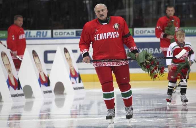 Bieloruský prezident Alexandr Lukašenko takto kondoloval obetiam leteckého nešťastia, pri ktorom zomrel aj Pavol Demitra. Foto - TASR/AP