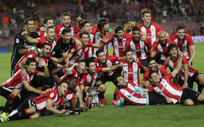 Futbalisti Athletica Bilbao sa tešia zo zisku španielskeho Superpohára. Foto - AP