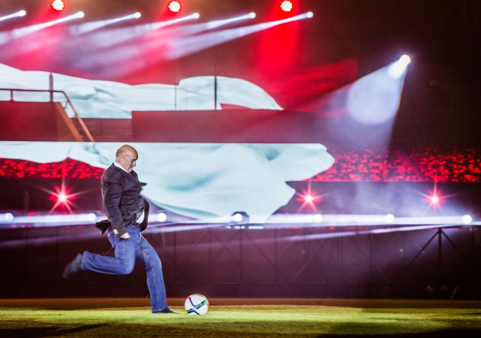 Vladimír Poór kope loptu pred vypredaným hľadiskom na svojom novom štadióne. Foto N – Tomáš Benedikovič