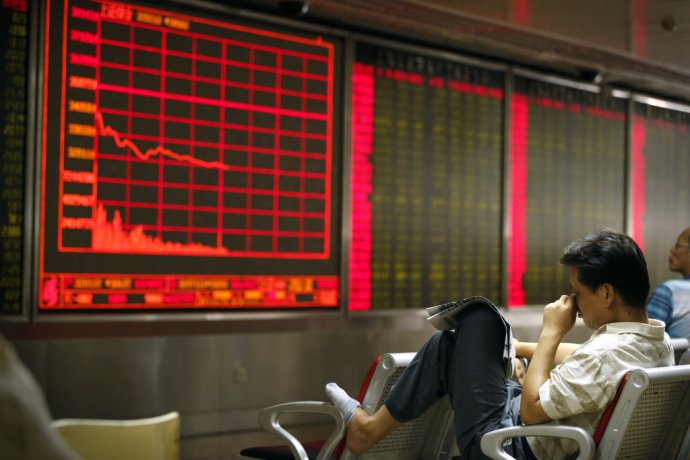 Čínsky investor sleduje prepad akcií na pekinskej burze. Foto – AP