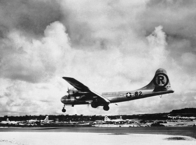 Bombardér B-29 pomenovaný Enola Gay sa 6. augusta 1945 vracia na základňu po nálete na Hirošimu. Foto - TASR/AP