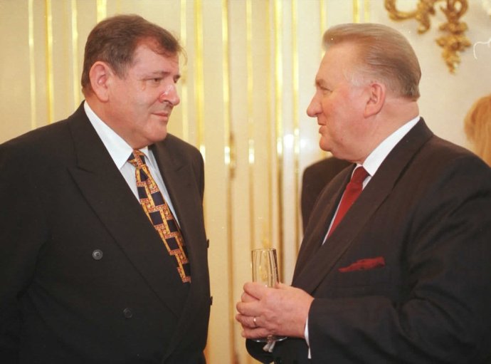 Prezident Michal Kováč s premiérom Vladimírom Mečiarom v roku 1998, tri roky po únose. Foto – TASR
