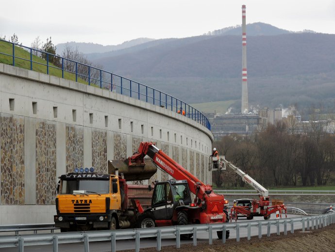 Takto by chcel štát už na budúci rok stavať aj 59 kilometrov autostrády okolo Bratislavy s jej napojením na Dunajskú Stredu. Má stáť vyše 4 miliardy eur. Foto - Tasr