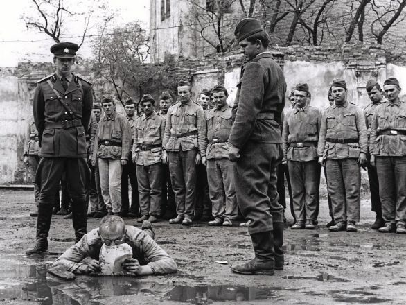 Záber z filmu Žert (1968) podľa knihy Milana Kunderu.