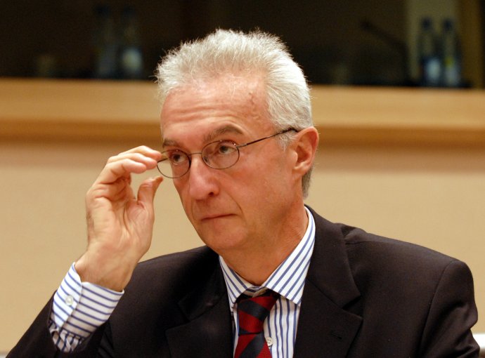 Gilles de Kerchove (58) je Belgičan, od roku 2007 pôsobí ako Koordinátor pre boj proti terorizmu Európskej únie. Od roku 1995 až 2007 pôsobil ako riaditeľ pre Domáce vzťahy a spravodlivosť v Európskej komisii. V Prahe bol na pozvanie think-tanku Evropské hodnoty. HOMEAFFAIRS - Internal Security Forum Prague je prvou európskou platformou pre strategickú debatu, poriadal ju český think-tank Evropské hodnoty, ktorý radí politikom v oblasti imigrácie a boju proti islamizmu. FOTO - TASR/AP